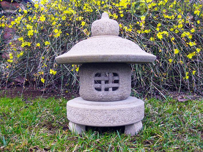 Lanternes en pierre (Ishidoro): Lanterne japonaise en pierre sculptée à la  main, MARGATE OKI TOUROU, 30 cm de hauteur